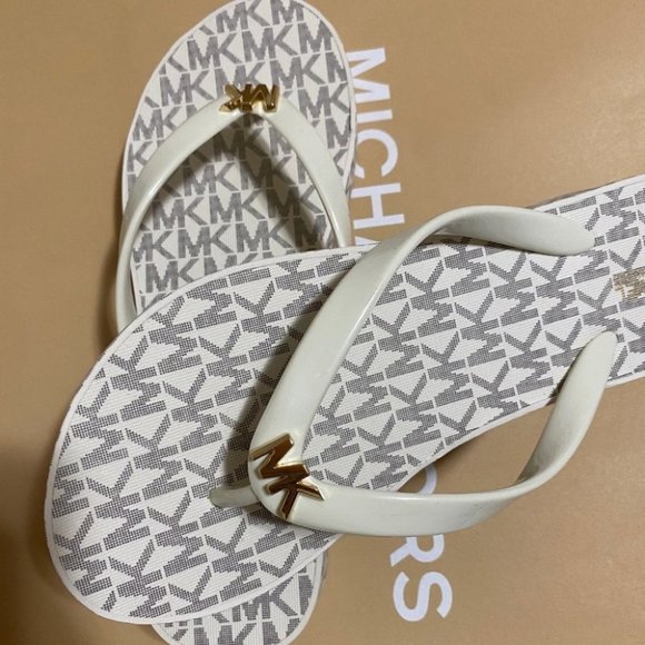 Michael Kors Flip Flop slipper  -Vanilla - Picture 4 of 13